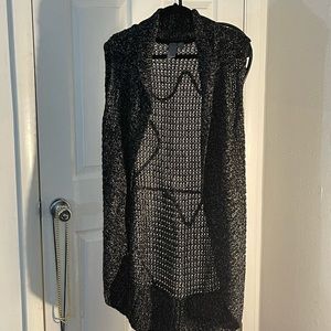 Black and white sleeveless cardiagan